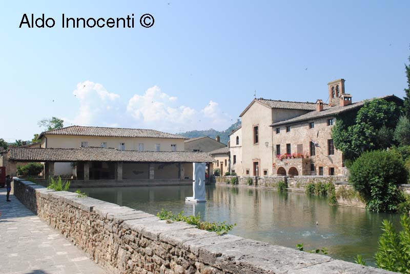 BAGNO VIGNONI: PIAZZA 4' IMMAGINE